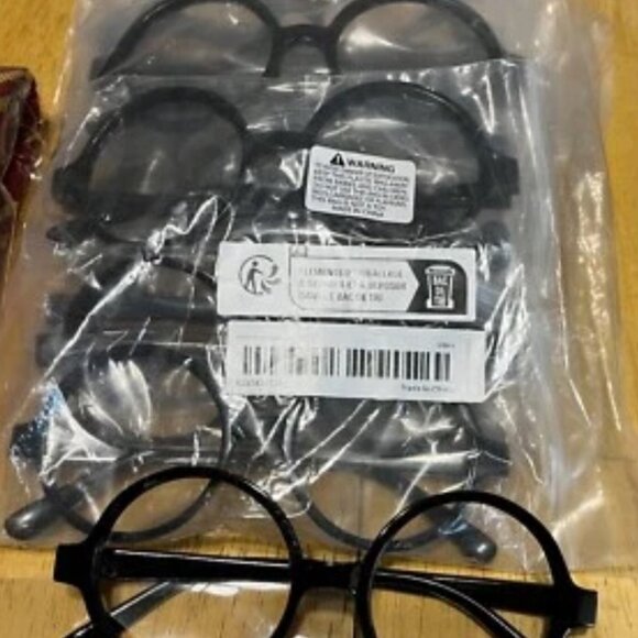 Black Plastic No Lens Glasses - 19 pieces - Harry Potter, Nerd or Wizard Parties - Picture 2 of 5